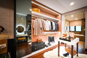 Photo Versatile wardrobe