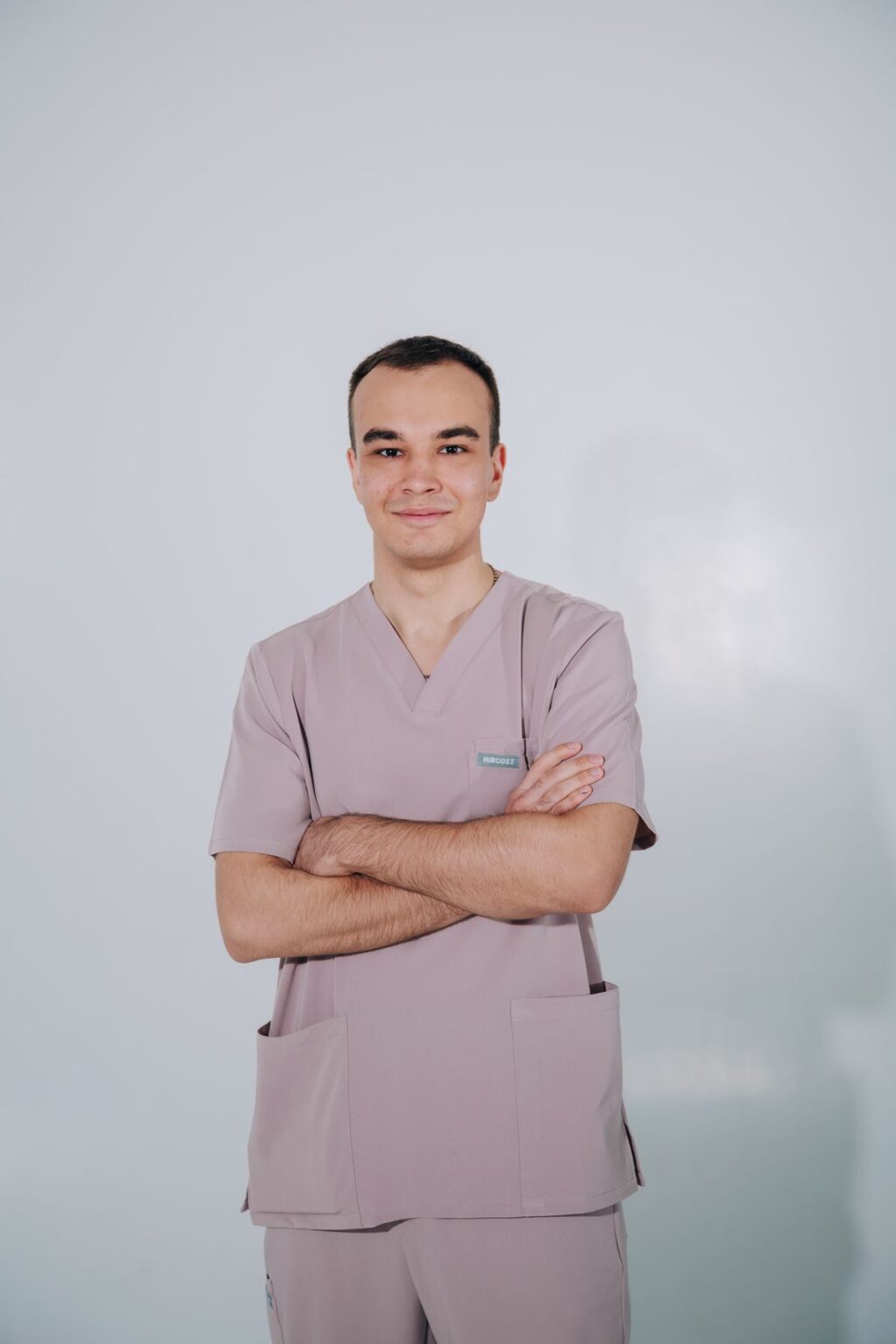 Medic de familie discutând cu o pacientă în cabinetul luminos al unui dispensar